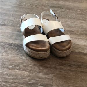 Comfy platform sandals!!